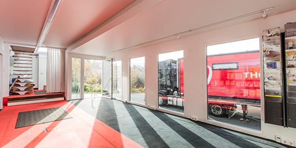 Inne i en expotrailer