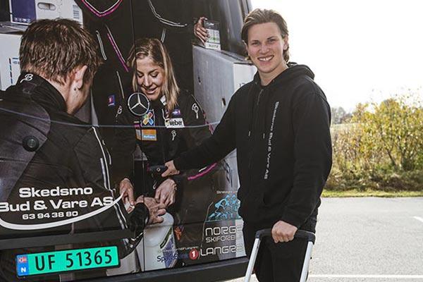 Ansatte ved en av våre varebiler